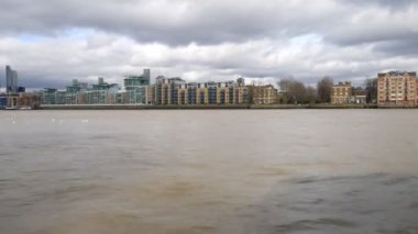 Zaman atlamalı. Güzel bulutlar float Merkezi setin yukarıda.