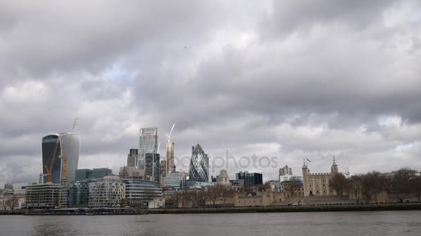 Hermosas nubes flotan sobre el terraplén central . — Vídeo de stock