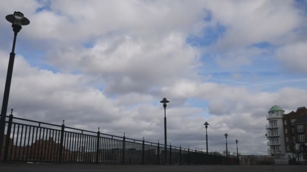 Time-lapse. Prachtige wolken over het trottoir aan de waterkant. — Stockvideo