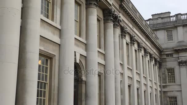 La façade d'un ancien bâtiment . — Video