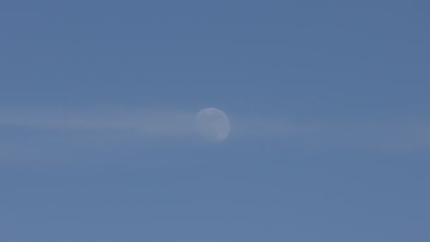 Desfasamento temporal. Lua cheia no céu azul. Durante o dia . — Vídeo de Stock