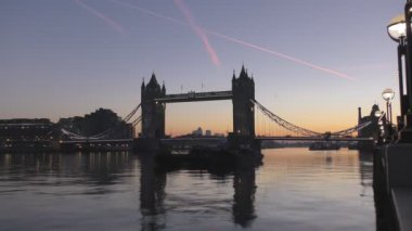 Zaman atlamalı. Şafaktan önce. Köprü üzerinde güzel gökyüzü.