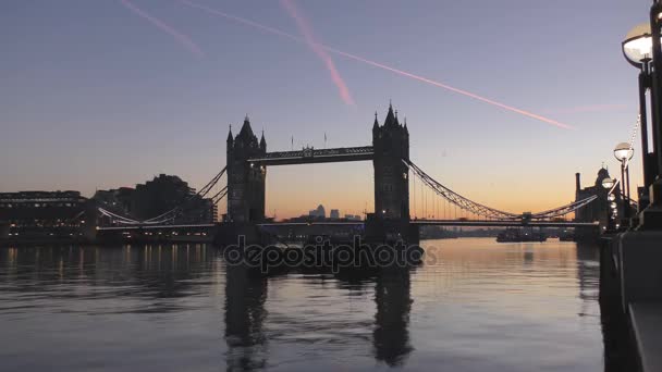 Temps écoulé. Avant l'aube. Beau ciel sur le pont . — Video