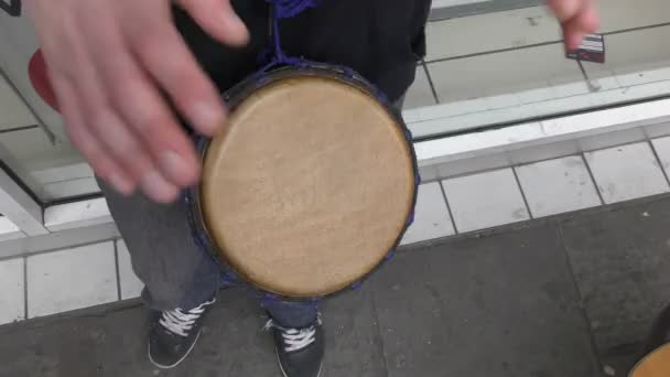 Le batteur joue du tambour . — Video