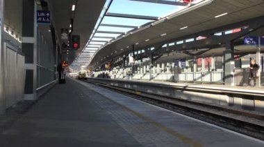 Zaman atlamalı. İstasyonu platformu. Treni varış.