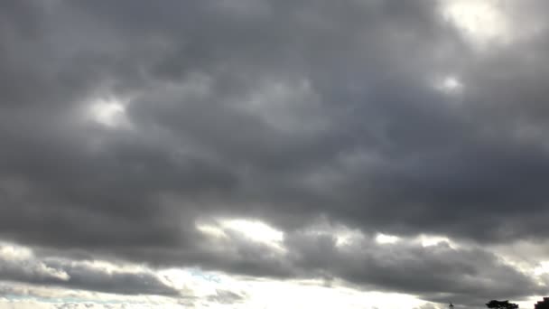 El lapso de tiempo. Hermosas nubes flotan a través del cielo . — Vídeo de stock