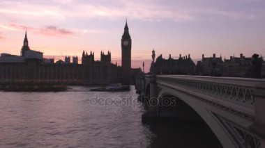 Zaman atlamalı. Nehir üzerinde kırmızı gökyüzü. Ben kulenin.