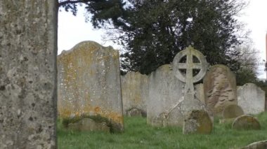 Eski mezarlığı. Taş mezar taşları ve haçlar.