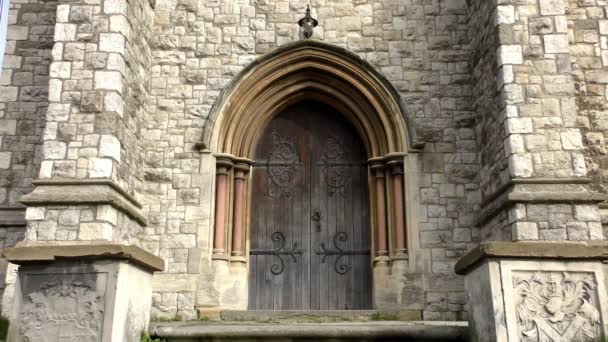 Una puerta de madera en un antiguo edificio de piedra . — Vídeos de Stock