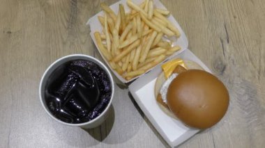 Fast food. Burger, cips ve buz ile bir içki.