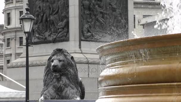 Steinskulptur eines Löwen vor dem Hintergrund eines Brunnens. — Stockvideo