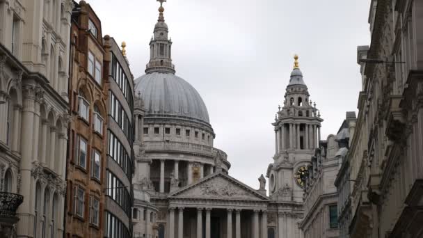 Vista de la cúpula de la catedral entre los edificios . — Vídeos de Stock