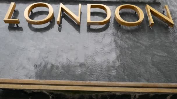 L'inscription "Londres" sur la fontaine . — Video