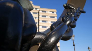 Çapa bir büyük demir zinciri.