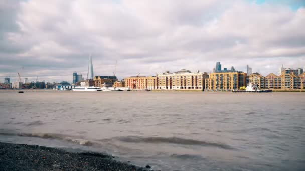 Zaman atlamalı. Thames Nehri çıkabilir. — Stok video