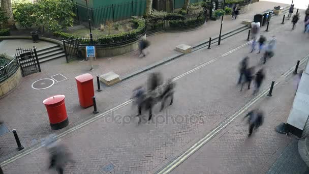 Temps écoulé. Les gens marchent le long du trottoir . — Video