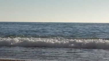 Güzel dalgalar deniz. Jurassic dönem kıyısında.