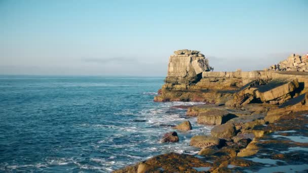 Каменное побережье острова Портленд . — стоковое видео