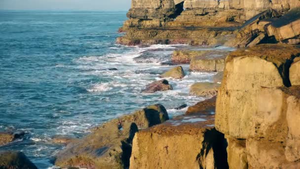 Vågor av havet och sten kusten. — Stockvideo