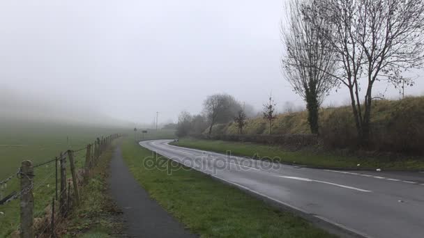 Niebla. Paseo lateral y carretera en el campo . — Vídeos de Stock