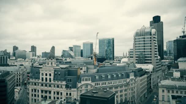 Oude en moderne gebouwen in het centrum van de stad. — Stockvideo