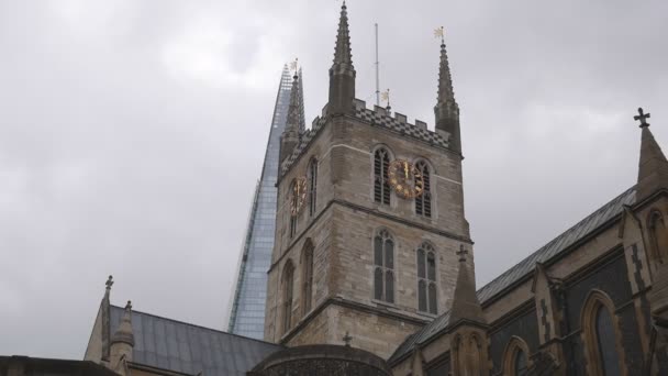 Igreja antiga e arranha-céus modernos . — Vídeo de Stock