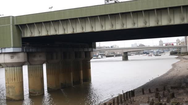 Thames Nehri üzerinde köprüler. — Stok video