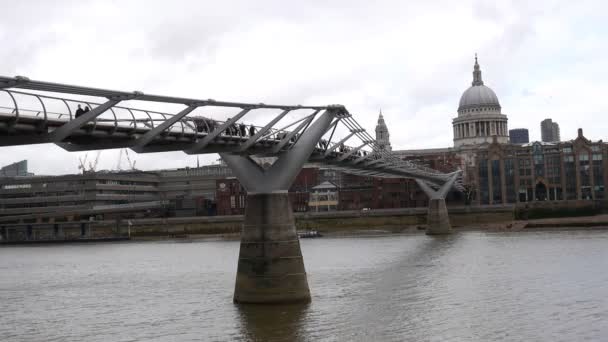 Πεζογέφυρα στον ποταμό Τάμεση. — Αρχείο Βίντεο