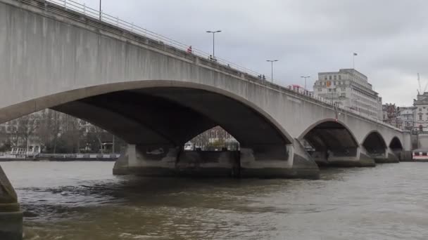 Nehirdeki köprünün manzarası. — Stok video