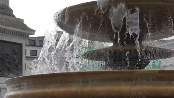 Des éclaboussures d'eau d'une vieille fontaine . — Video
