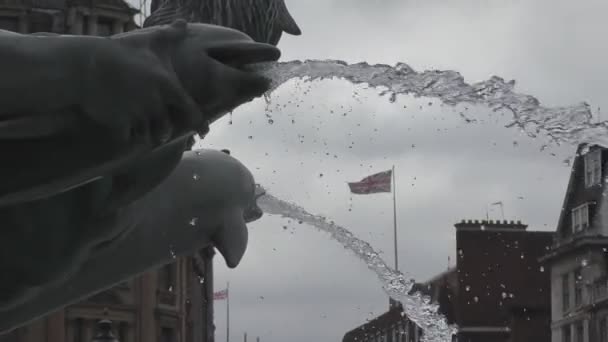 Vlajka Británie a fontány. — Stock video