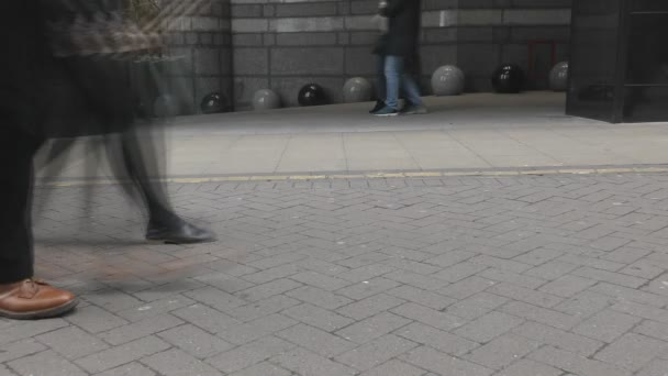 Time-lapse. Voetgangers lopen langs het trottoir. — Stockvideo