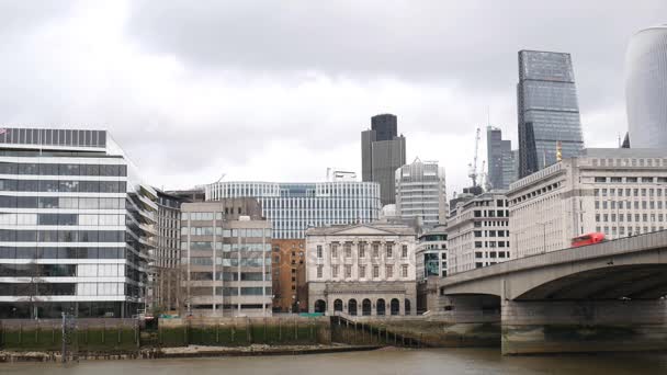 Thames Nehri çıkabilir. Şehir merkezi bölgelerinden. — Stok video