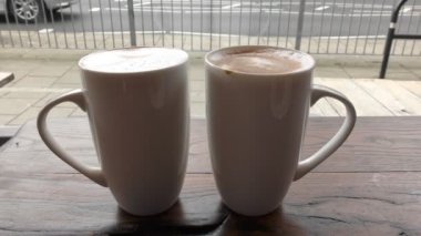 Sabah latte. İki bardak kahve.