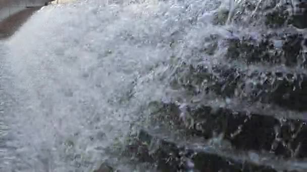 Spray the fountain. Water flows on the steps. — Stock Video