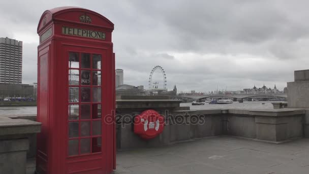 Cabine téléphonique rouge sur le front de mer . — Video