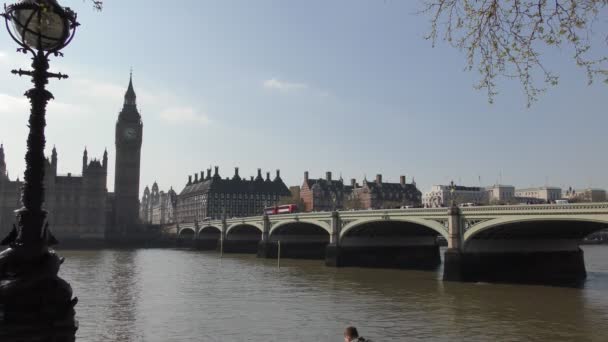 Bron leder till Big Ben. — Stockvideo