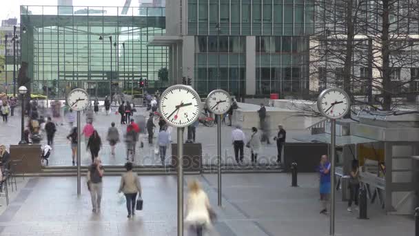 Temps écoulé. Londres. Allée avec horloge dans le centre d'affaires . — Video