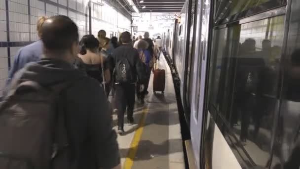 Estación de tren de la ciudad. Los pasajeros van en la plataforma . — Vídeo de stock