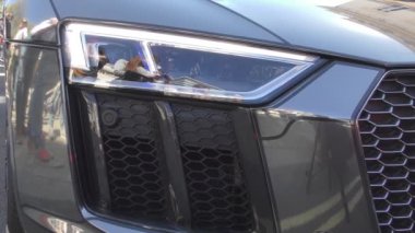 Farlar ve arabanın ön.