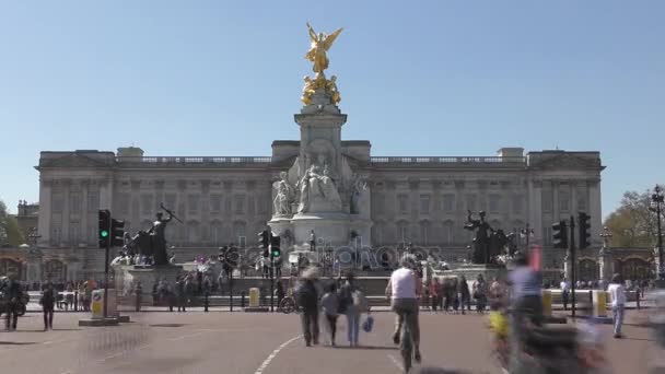 Zaman atlamalı. Buckingham Sarayı önünde kaldırım. — Stok video