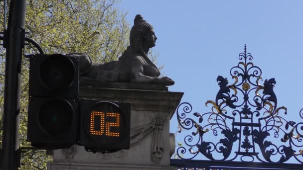 Verkeerslichten en details voor een oude poort. — Stockvideo