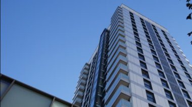 Cam gökdelen mavi gökyüzü altında.