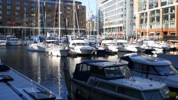 Port de la ville avec bateaux . — Video