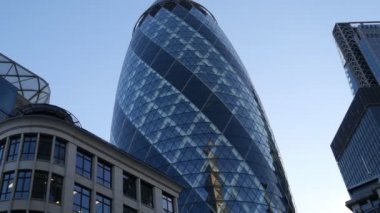 Londra. Eski ve modern binalar.