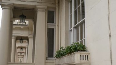 Giriş sütunları olan. Evlerin cephe.