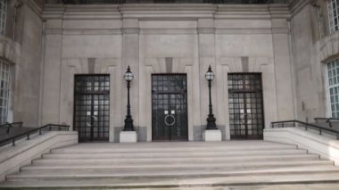 Ana giriş eski binada var.