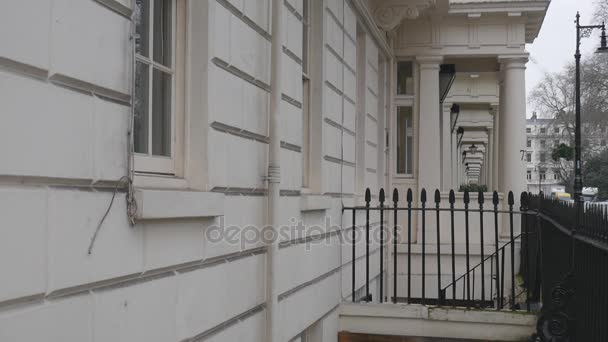 Entrée avec colonnes. La façade des maisons . — Video