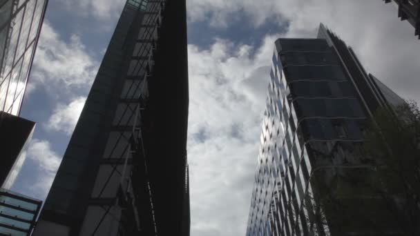 Prachtige wolken boven de wolkenkrabbers. — Stockvideo