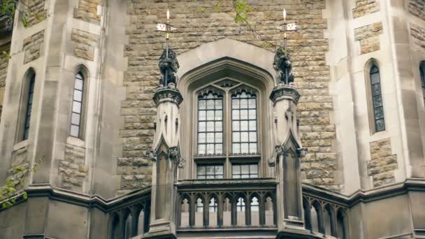 Balkon van een oud stenen gebouw. — Stockvideo